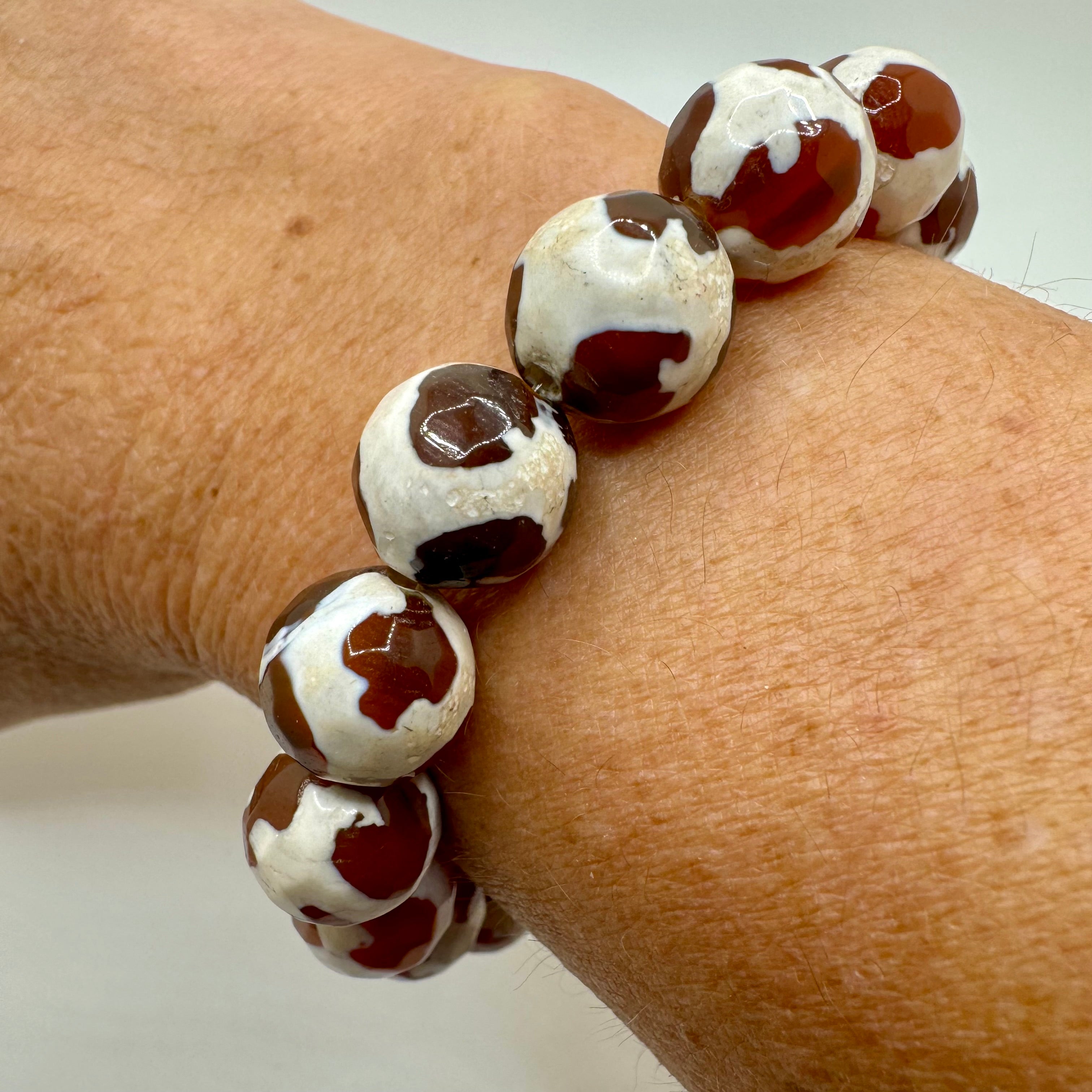 Natural Tibetan Red Turtle Grain Old Agate Stretch Bracelet (faceted 10mm beads)